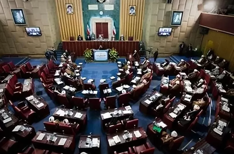 伊朗女性可以不戴头巾了?教士们突然想开了还是被迫妥协?-第10张图片- 伊朗女性可以不戴头巾了?教士们突然想开了还是被迫妥协?-第10张图片-