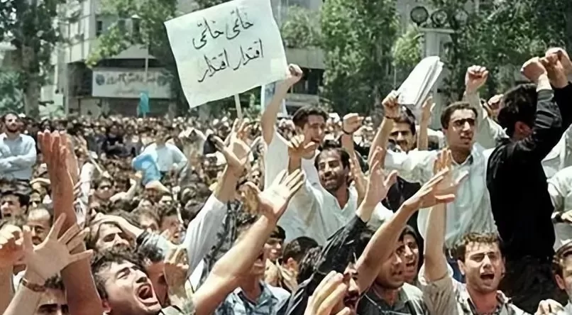 伊朗女性可以不戴头巾了?教士们突然想开了还是被迫妥协?-第11张图片- 伊朗女性可以不戴头巾了?教士们突然想开了还是被迫妥协?-第11张图片-