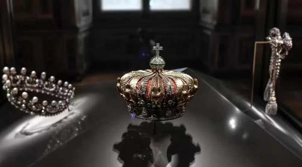 卢浮宫馆长称在劫案中受损的皇冠将修复重展-第1张图片- 卢浮宫馆长称在劫案中受损的皇冠将修复重展-第1张图片-