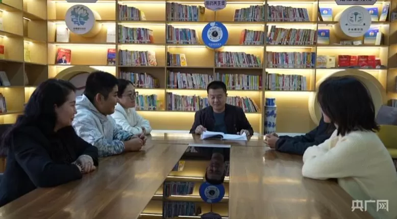 【人民城市·温情中国】边疆“绣”绿洲文“润”细无声-第6张图片- 【人民城市·温情中国】边疆“绣”绿洲文“润”细无声-第6张图片-