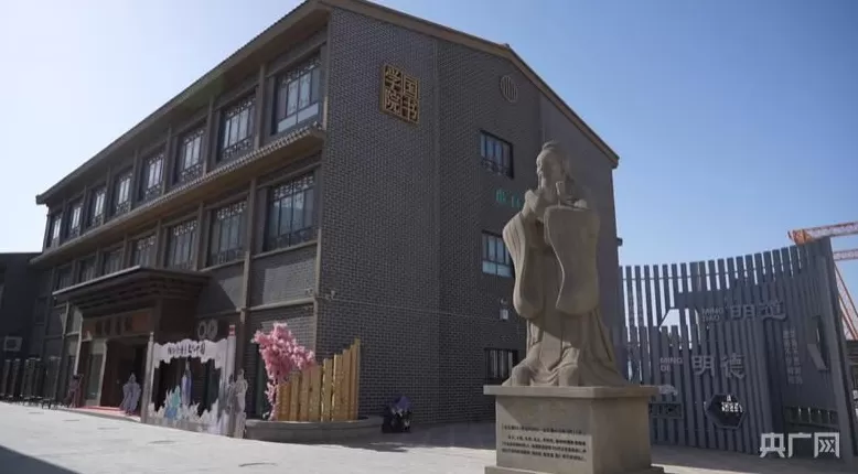 【人民城市·温情中国】边疆“绣”绿洲文“润”细无声-第7张图片- 【人民城市·温情中国】边疆“绣”绿洲文“润”细无声-第7张图片-