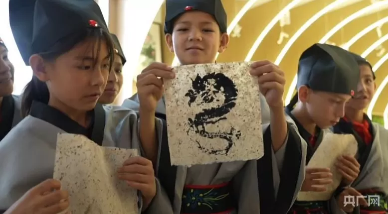 【人民城市·温情中国】边疆“绣”绿洲文“润”细无声-第9张图片- 【人民城市·温情中国】边疆“绣”绿洲文“润”细无声-第9张图片-