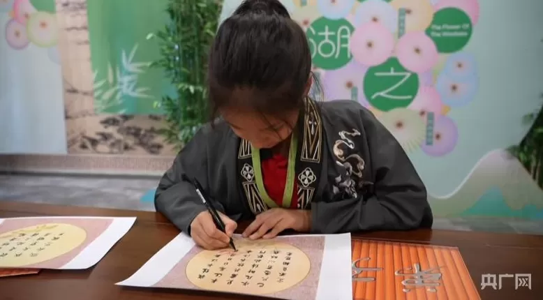 【人民城市·温情中国】边疆“绣”绿洲文“润”细无声-第8张图片- 【人民城市·温情中国】边疆“绣”绿洲文“润”细无声-第8张图片-