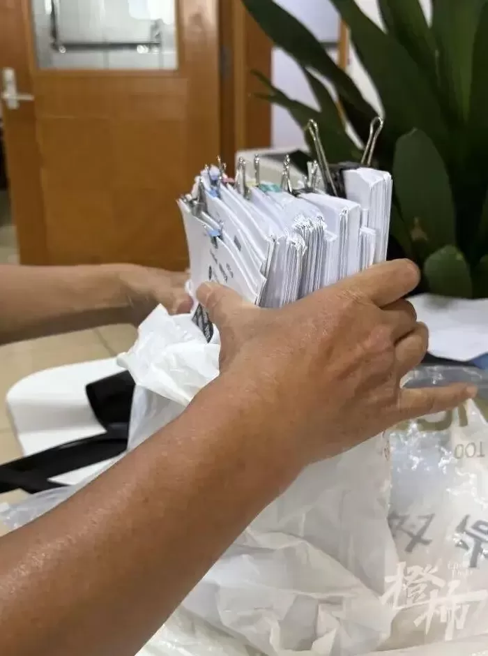 广东保安和AI深聊6个月,约在公园大榕树下“授权签约”自创“诗词”遭爽约!坐火车到杭州讨说法-第2张图片- 广东保安和AI深聊6个月,约在公园大榕树下“授权签约”自创“诗词”遭爽约!坐火车到杭州讨说法-第2张图片-