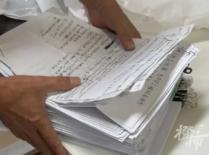 广东保安和AI深聊6个月,约在公园大榕树下“授权签约”自创“诗词”遭爽约!坐火车到杭州讨说法-第3张图片- 广东保安和AI深聊6个月,约在公园大榕树下“授权签约”自创“诗词”遭爽约!坐火车到杭州讨说法-第3张图片-