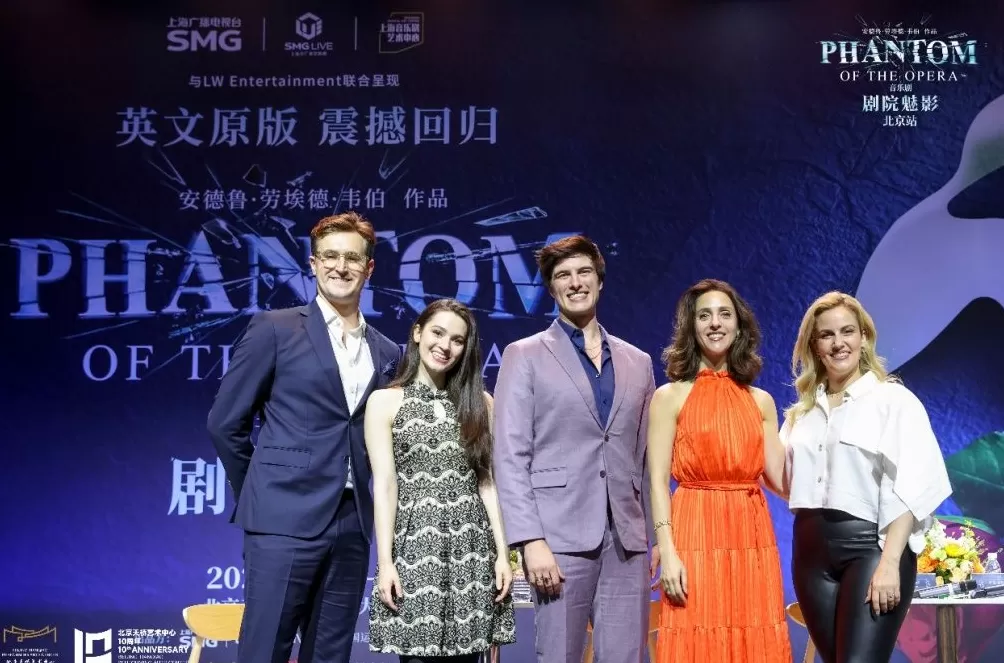 那盏硕大的水晶吊灯,也会震撼《剧院魅影》的主演们-第1张图片- 那盏硕大的水晶吊灯,也会震撼《剧院魅影》的主演们-第1张图片-