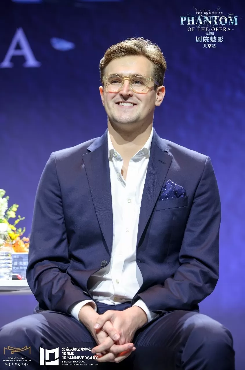 那盏硕大的水晶吊灯,也会震撼《剧院魅影》的主演们-第2张图片- 那盏硕大的水晶吊灯,也会震撼《剧院魅影》的主演们-第2张图片-