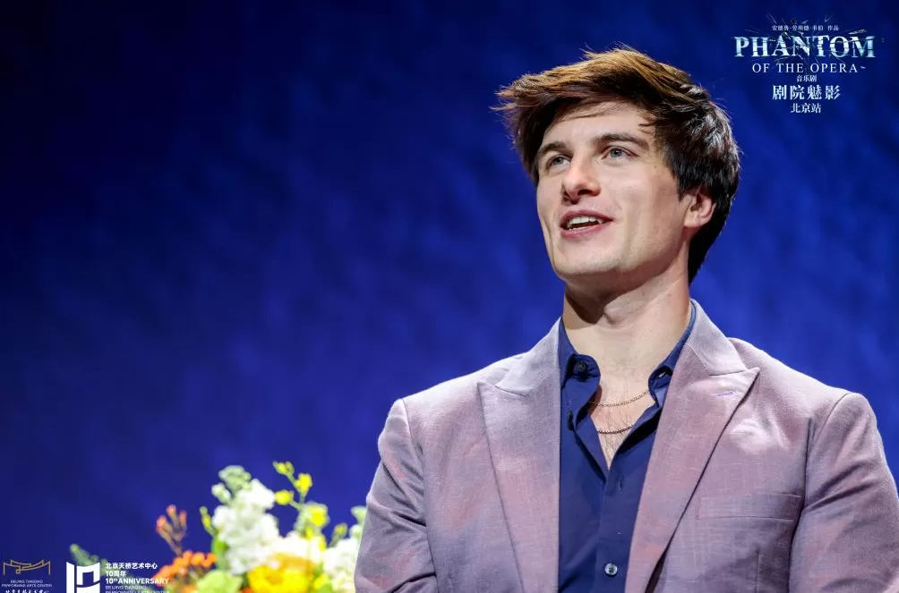 那盏硕大的水晶吊灯,也会震撼《剧院魅影》的主演们-第4张图片- 那盏硕大的水晶吊灯,也会震撼《剧院魅影》的主演们-第4张图片-