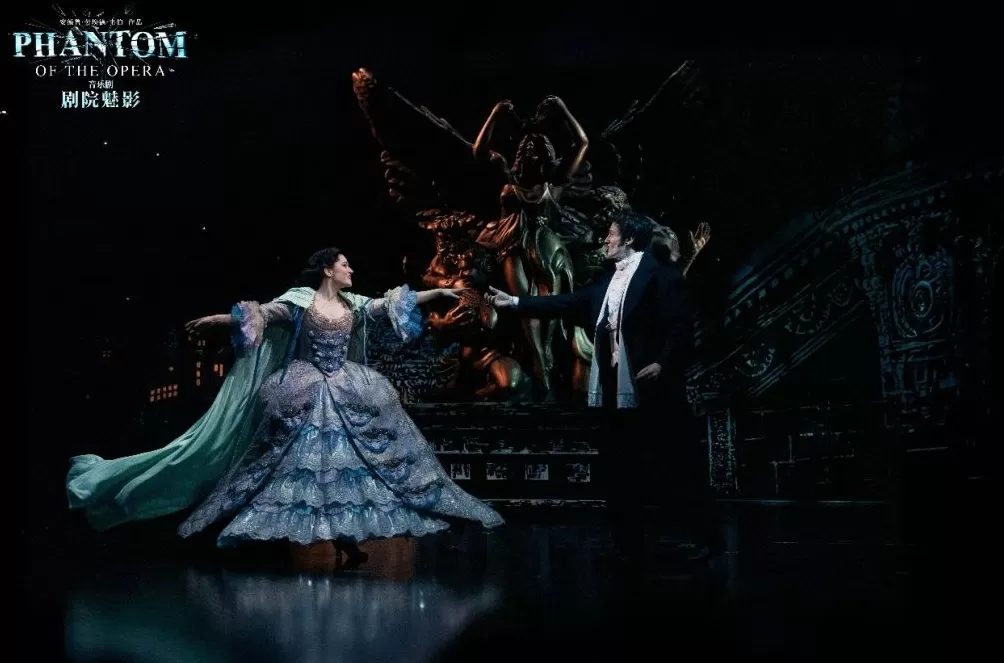 那盏硕大的水晶吊灯,也会震撼《剧院魅影》的主演们-第5张图片- 那盏硕大的水晶吊灯,也会震撼《剧院魅影》的主演们-第5张图片-