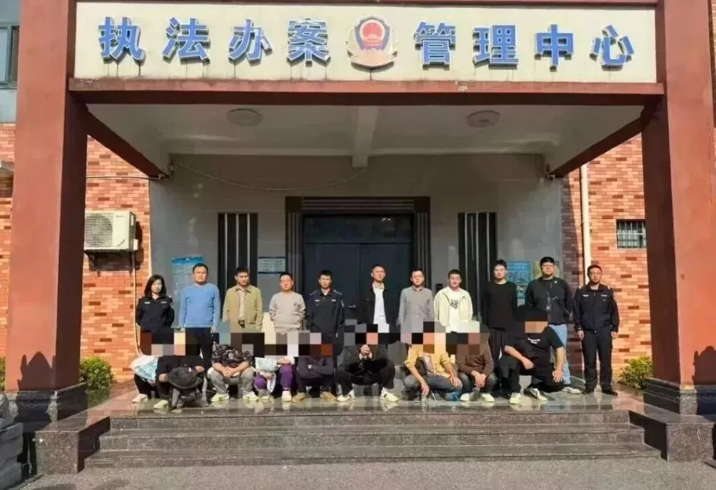 将赌场开设在墓地附近,以“九点半天庄”的形式引人参与,还负责专车接送,江西警方回应-第2张图片- 将赌场开设在墓地附近,以“九点半天庄”的形式引人参与,还负责专车接送,江西警方回应-第2张图片-