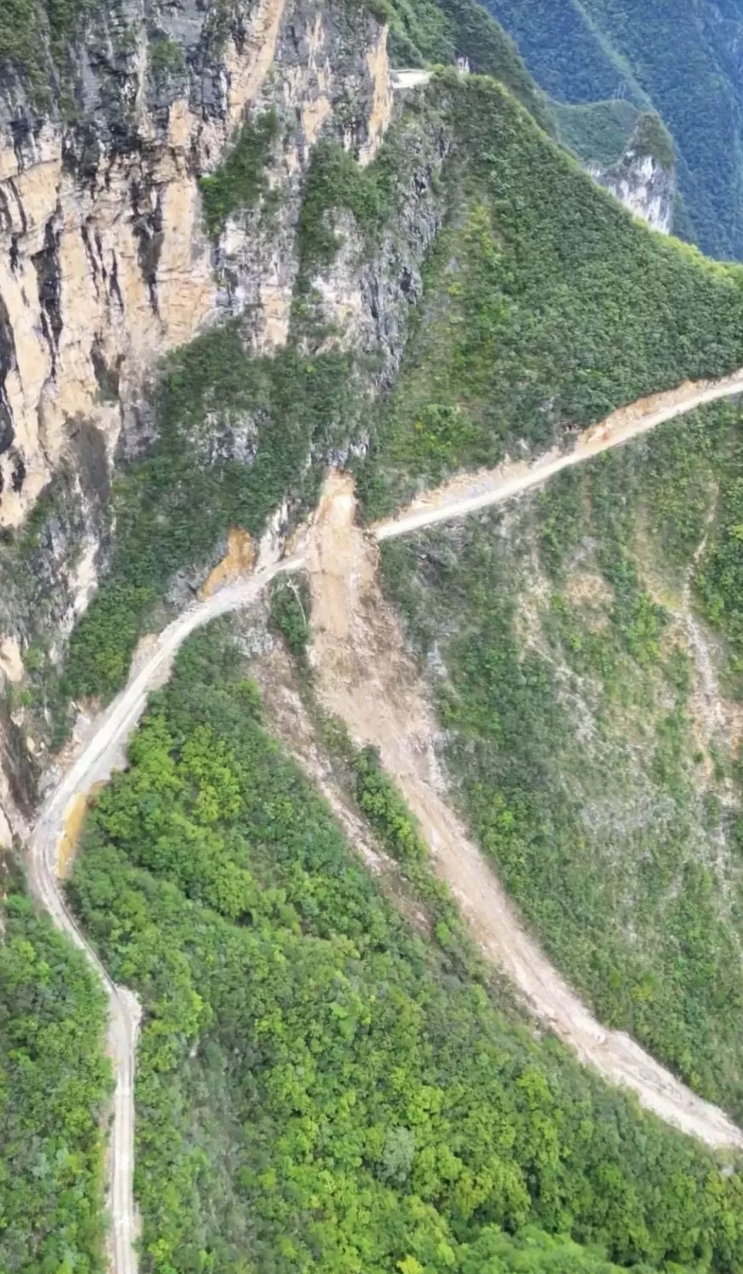 重庆一网红悬崖公路垮塌20余天,三千村民被困,施工方承诺抢通日期-第1张图片- 重庆一网红悬崖公路垮塌20余天,三千村民被困,施工方承诺抢通日期-第1张图片-