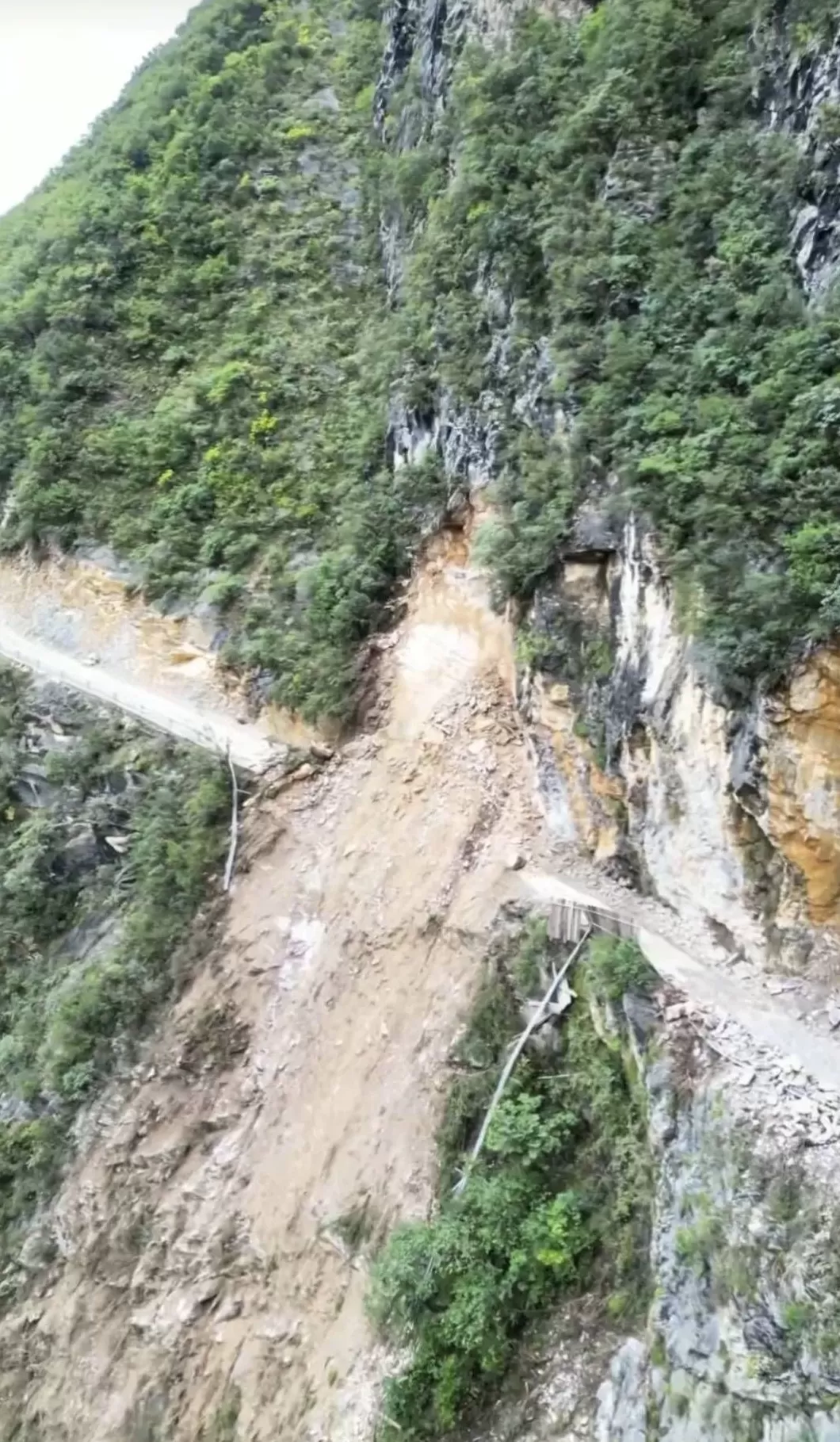 重庆一网红悬崖公路垮塌20余天,三千村民被困,施工方承诺抢通日期-第3张图片- 重庆一网红悬崖公路垮塌20余天,三千村民被困,施工方承诺抢通日期-第3张图片-