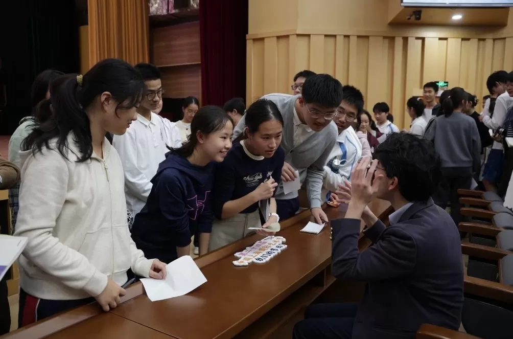 在南洋模范中学，沈靖韬向中学生分享黑白琴键上的“无界人生”-第4张图片-