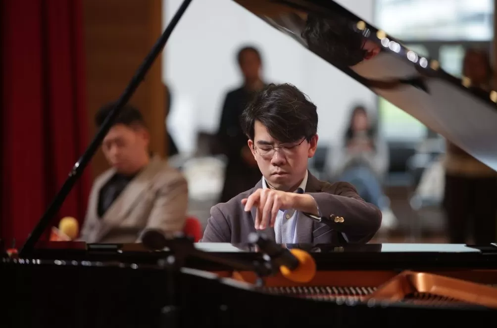 在南洋模范中学，沈靖韬向中学生分享黑白琴键上的“无界人生”-第5张图片-