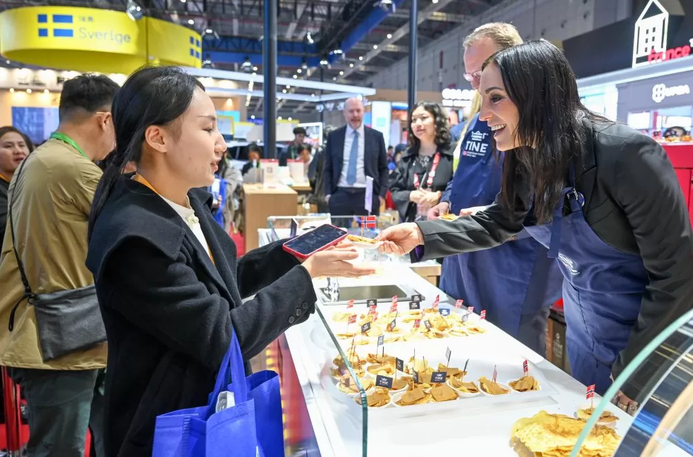 进博直击｜挪威棕色奶酪获准出口中国，国务秘书现场“练摊”-第1张图片-