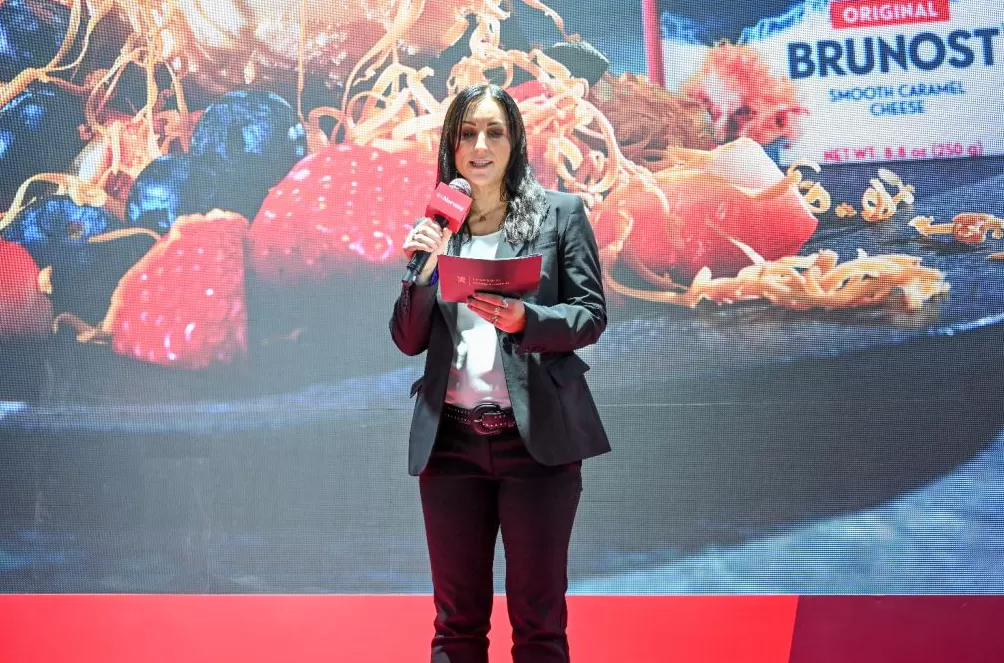 进博直击｜挪威棕色奶酪获准出口中国，国务秘书现场“练摊”-第2张图片-