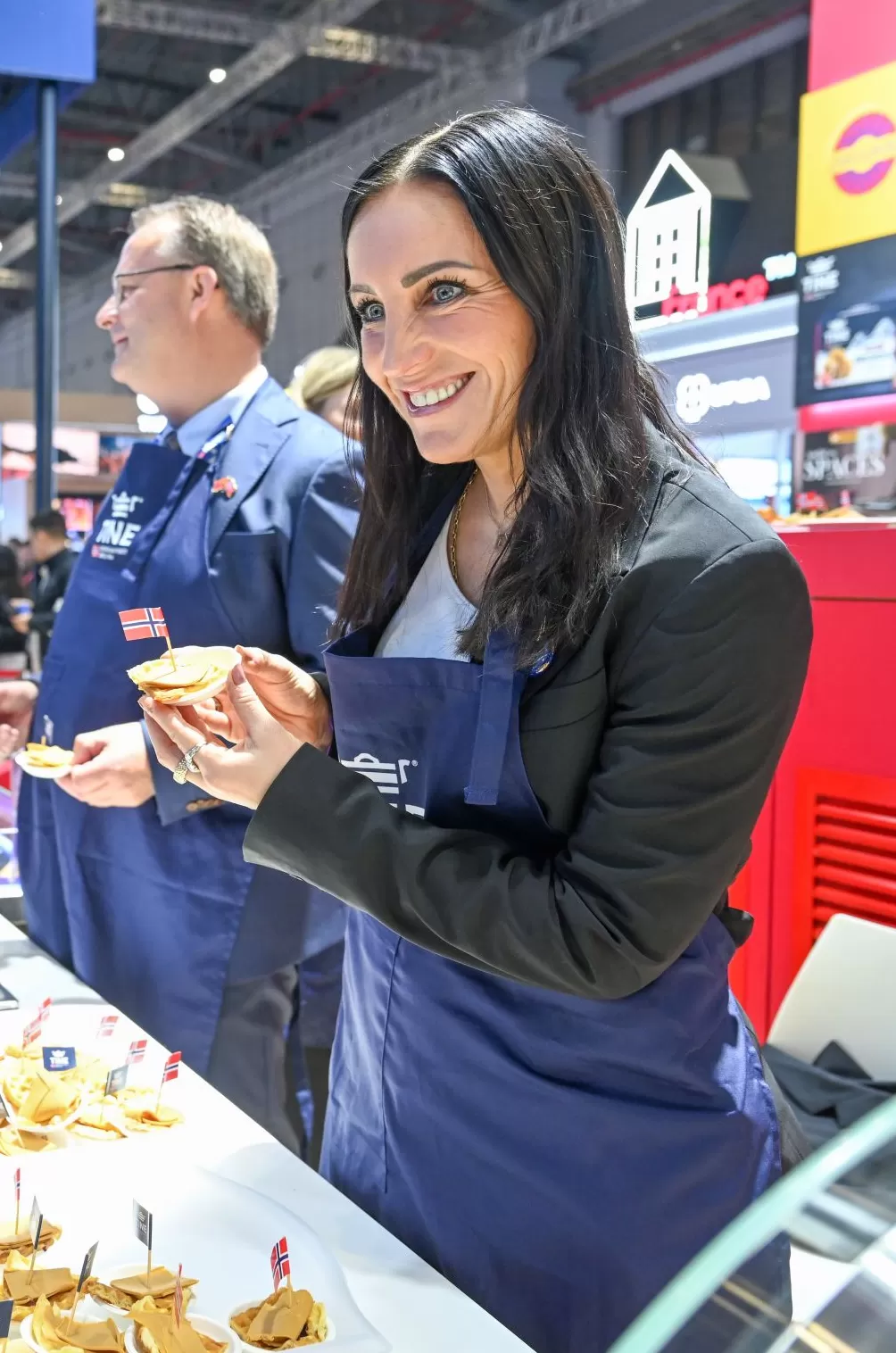 进博直击｜挪威棕色奶酪获准出口中国，国务秘书现场“练摊”-第5张图片-