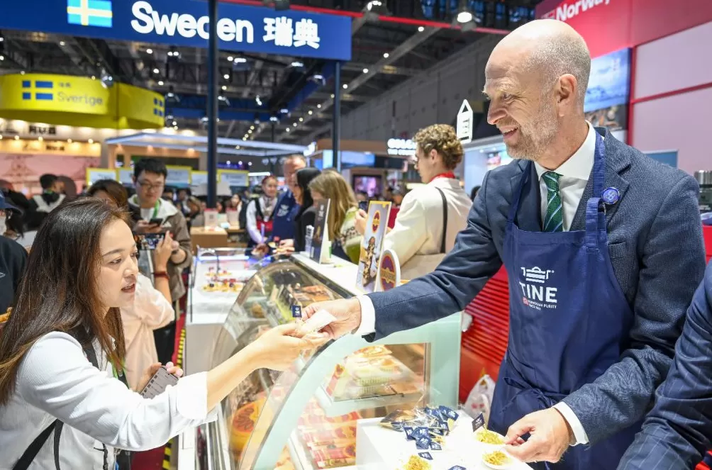 进博直击｜挪威棕色奶酪获准出口中国，国务秘书现场“练摊”-第6张图片-