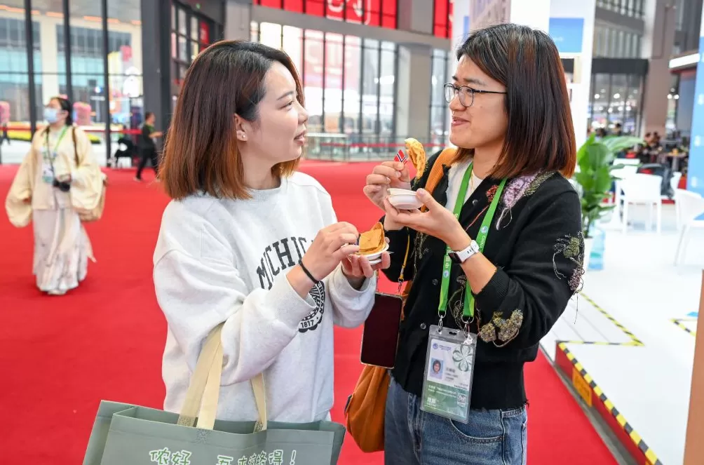 进博直击｜挪威棕色奶酪获准出口中国，国务秘书现场“练摊”-第7张图片-