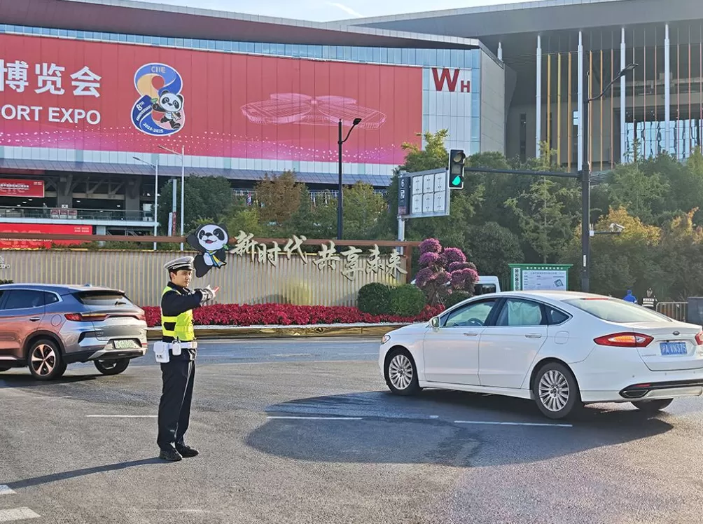 第八届进博会今迎首个社会观众日,警方多举措保障馆内及周边通行-第2张图片- 第八届进博会今迎首个社会观众日,警方多举措保障馆内及周边通行-第2张图片-