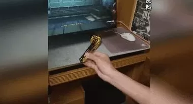 这种“蝴蝶刀”玩具正风靡校园,实测发现很危险-第1张图片- 这种“蝴蝶刀”玩具正风靡校园,实测发现很危险-第1张图片-