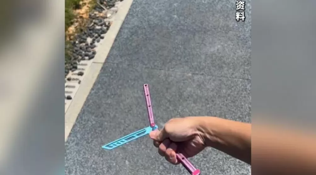 这种“蝴蝶刀”玩具正风靡校园,实测发现很危险-第2张图片- 这种“蝴蝶刀”玩具正风靡校园,实测发现很危险-第2张图片-