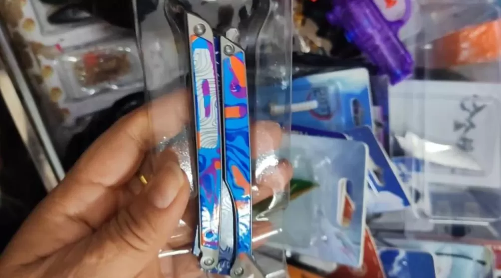 这种“蝴蝶刀”玩具正风靡校园,实测发现很危险-第5张图片- 这种“蝴蝶刀”玩具正风靡校园,实测发现很危险-第5张图片-