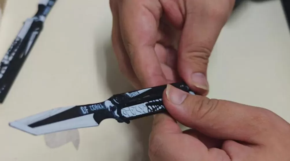 这种“蝴蝶刀”玩具正风靡校园,实测发现很危险-第8张图片- 这种“蝴蝶刀”玩具正风靡校园,实测发现很危险-第8张图片-