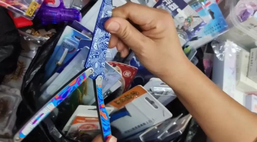 这种“蝴蝶刀”玩具正风靡校园,实测发现很危险-第7张图片- 这种“蝴蝶刀”玩具正风靡校园,实测发现很危险-第7张图片-