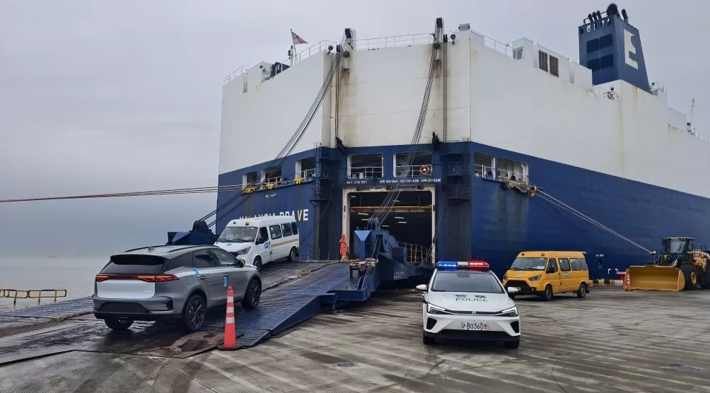 上海南港二期汽车滚装码头迎来首艘外贸滚装船，新能源车出海加速-第1张图片-