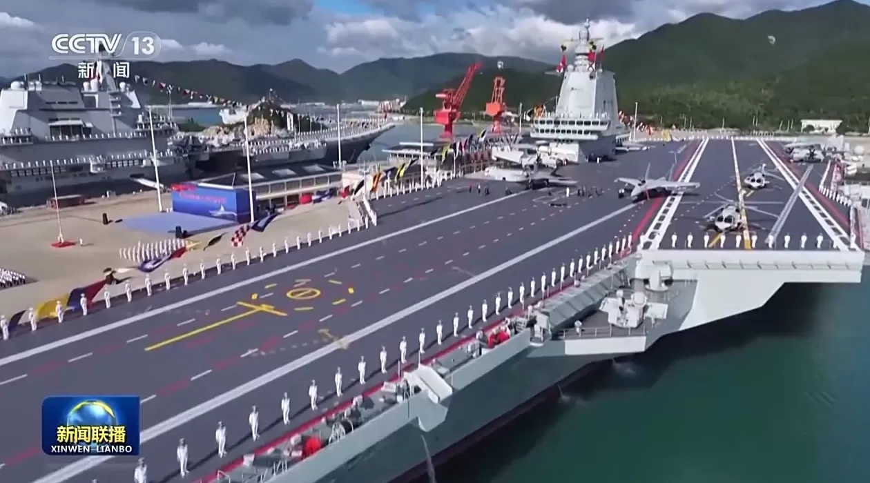 视频丨习近平主席出席福建舰入列授旗仪式并登舰视察引发热烈反响-第1张图片-