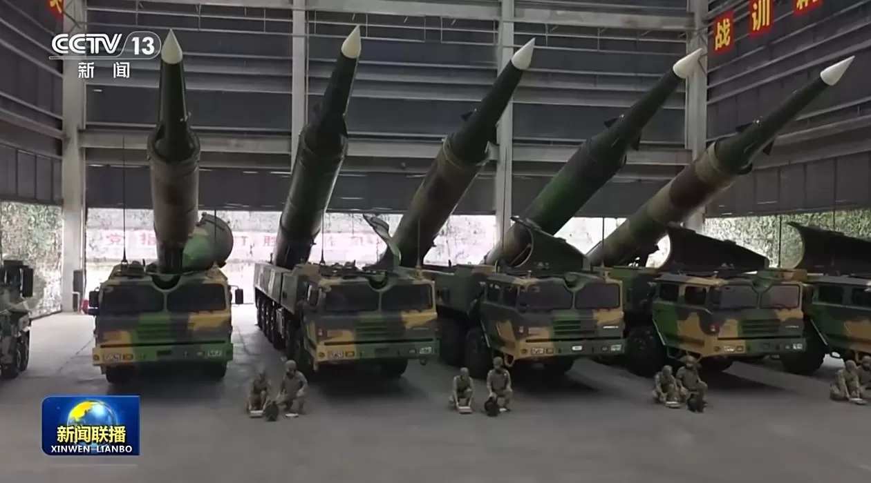 视频丨习近平主席出席福建舰入列授旗仪式并登舰视察引发热烈反响-第7张图片-