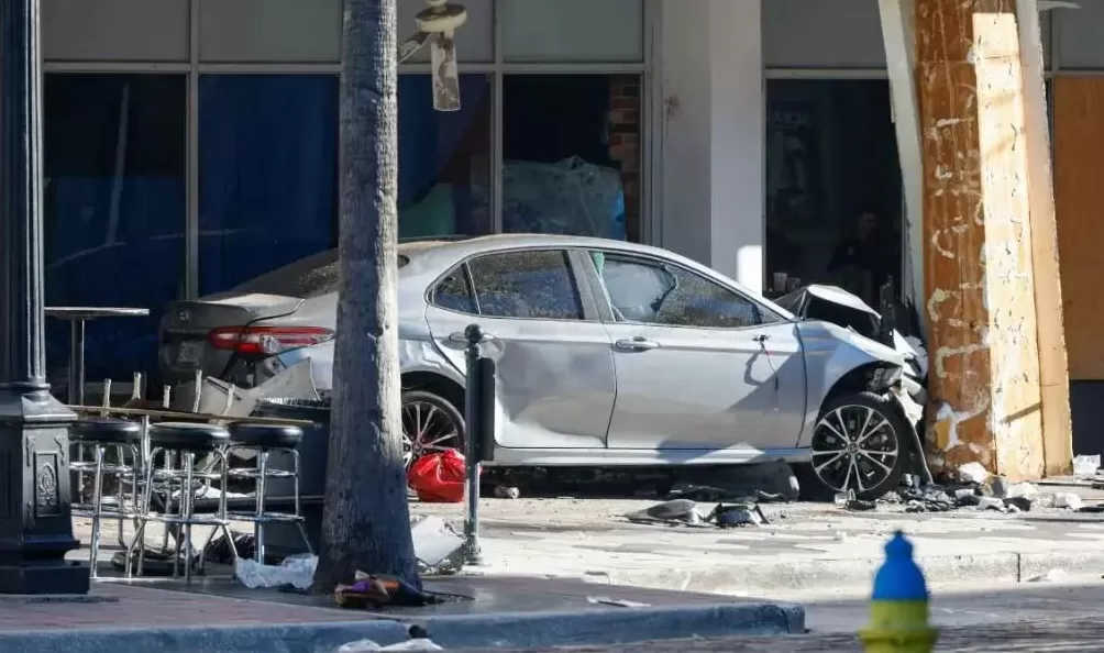 美国佛州一车辆高速冲撞行人已致4死11伤-第2张图片- 美国佛州一车辆高速冲撞行人已致4死11伤-第2张图片-