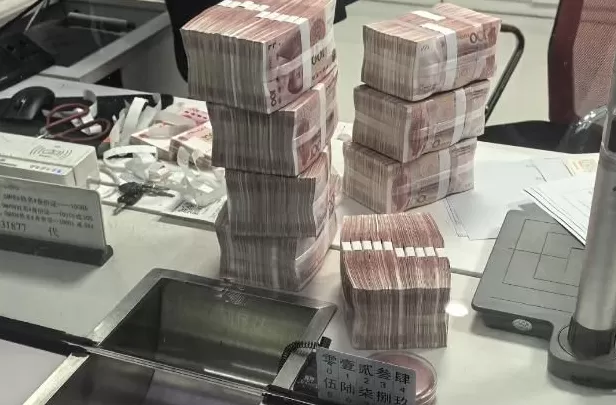 送惊喜？男子取近百万现金给儿媳当彩礼：“明天还要追加100万！”民警13分钟拦截-第1张图片-