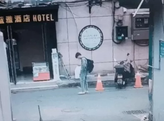 送惊喜？男子取近百万现金给儿媳当彩礼：“明天还要追加100万！”民警13分钟拦截-第3张图片-