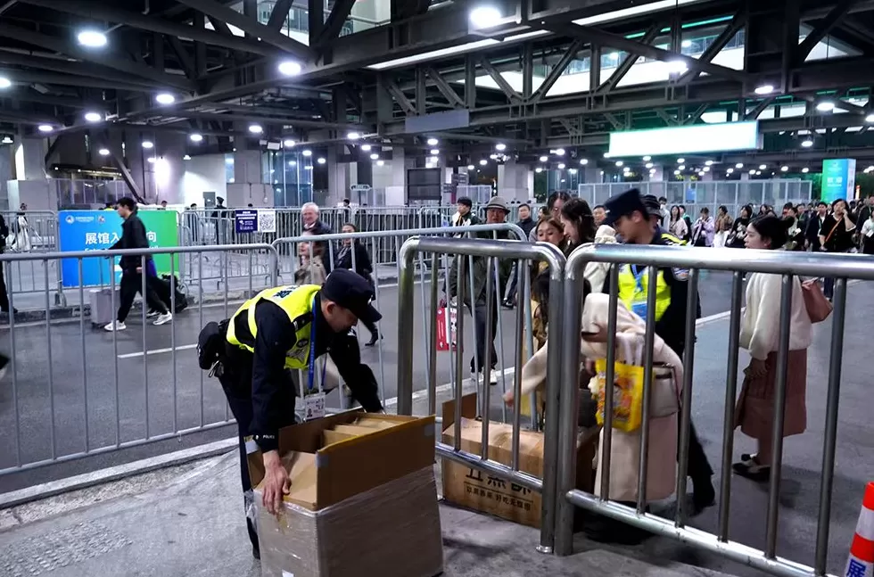 预计预观展人数持平昨日,上海警方多级分流保进博大客流散场-第1张图片- 预计预观展人数持平昨日,上海警方多级分流保进博大客流散场-第1张图片-