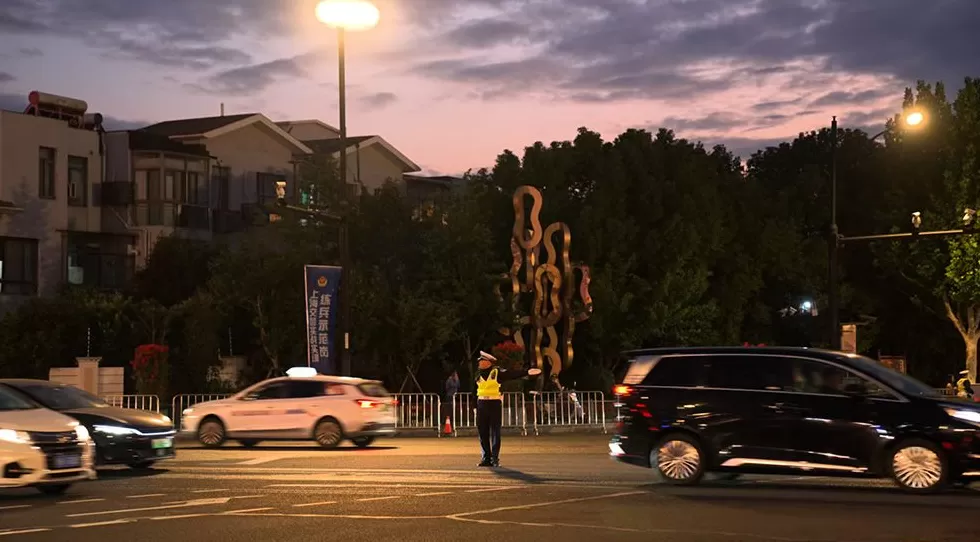 预计预观展人数持平昨日,上海警方多级分流保进博大客流散场-第2张图片- 预计预观展人数持平昨日,上海警方多级分流保进博大客流散场-第2张图片-