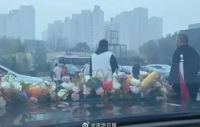 婚车遭拦截,不给“50条香烟”不让过,律师:拦车者涉嫌犯罪-第1张图片- 婚车遭拦截,不给“50条香烟”不让过,律师:拦车者涉嫌犯罪-第1张图片-