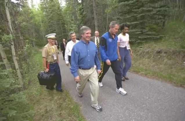 核导弹来袭,总统如何抉择?——影片《炸裂白宫》的核危机叙事与战略忧思-第8张图片- 核导弹来袭,总统如何抉择?——影片《炸裂白宫》的核危机叙事与战略忧思-第8张图片-