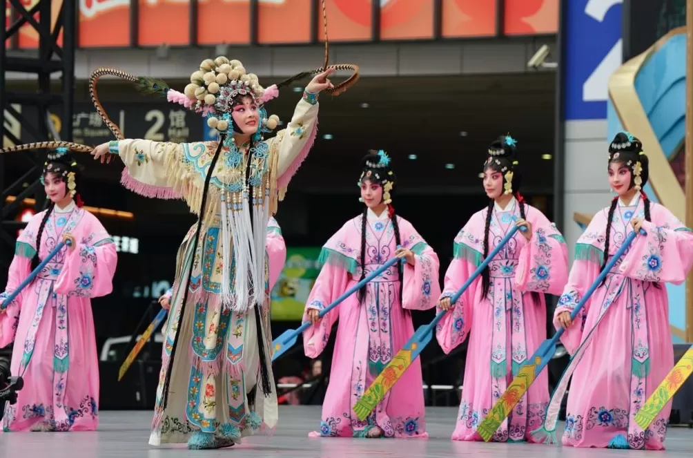 进博直击|苏超奖杯惊艳亮相!进博舞台上的文化交响-第1张图片- 进博直击|苏超奖杯惊艳亮相!进博舞台上的文化交响-第1张图片-