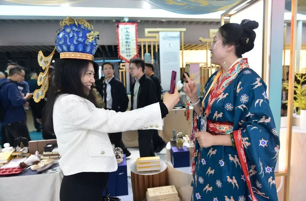 进博直击|苏超奖杯惊艳亮相!进博舞台上的文化交响-第5张图片- 进博直击|苏超奖杯惊艳亮相!进博舞台上的文化交响-第5张图片-