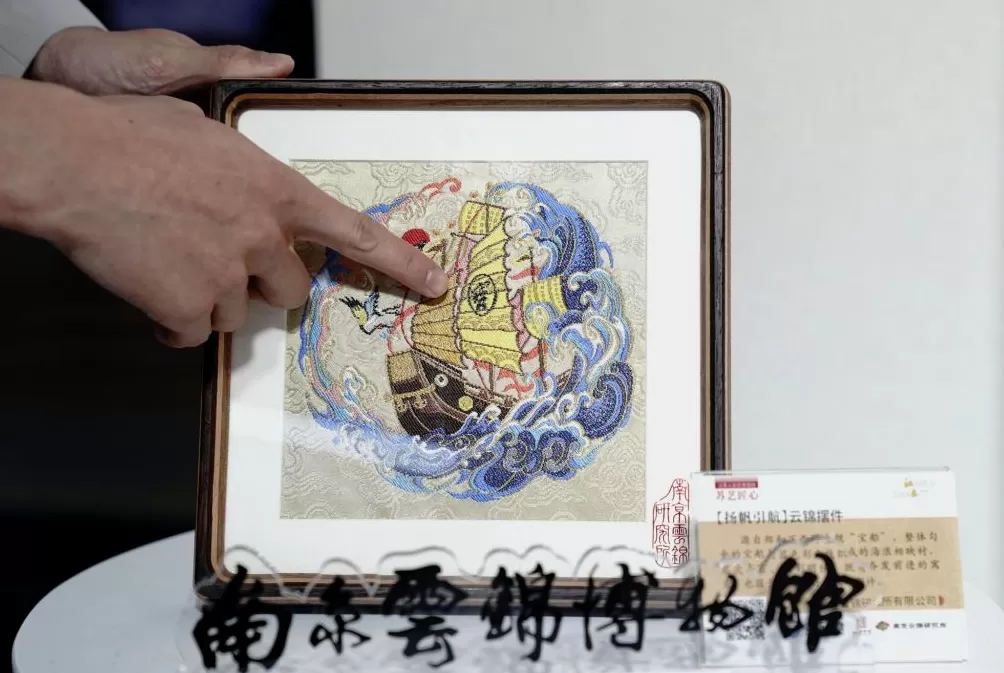 进博直击|苏超奖杯惊艳亮相!进博舞台上的文化交响-第8张图片- 进博直击|苏超奖杯惊艳亮相!进博舞台上的文化交响-第8张图片-