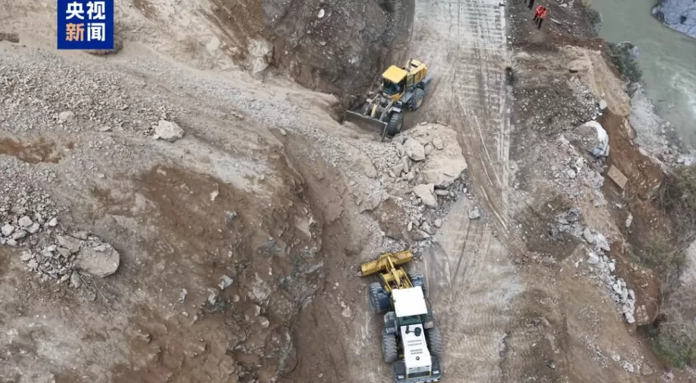 国道345线甘肃迭部段因塌方中断,经抢通已半幅通行-第1张图片- 国道345线甘肃迭部段因塌方中断,经抢通已半幅通行-第1张图片-