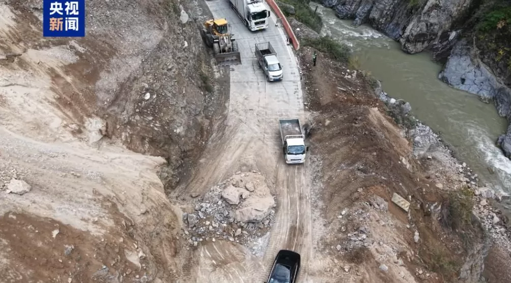 国道345线甘肃迭部段因塌方中断,经抢通已半幅通行-第2张图片- 国道345线甘肃迭部段因塌方中断,经抢通已半幅通行-第2张图片-