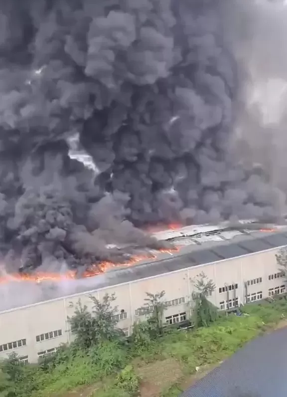 重庆一工业园突发大火,黑烟直冲天际,官方回应-第1张图片- 重庆一工业园突发大火,黑烟直冲天际,官方回应-第1张图片-