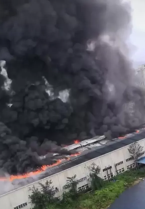 重庆一工业园突发大火,黑烟直冲天际,官方回应-第2张图片- 重庆一工业园突发大火,黑烟直冲天际,官方回应-第2张图片-