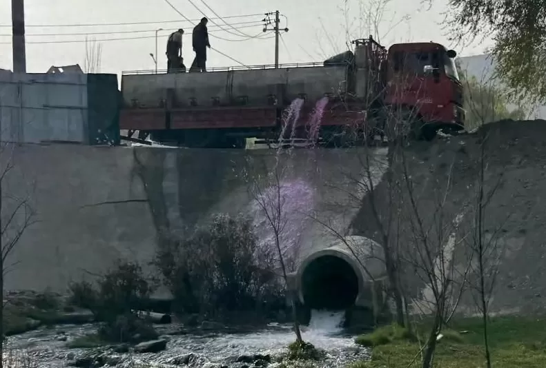 特别腥！有人疑用大卡车排污，甘肃临夏分管副市长连夜调查：黄河断面水质正常-第1张图片-