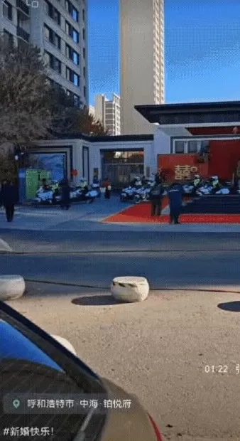 8人穿“警服”为婚礼开路？呼和浩特警方通报：夏某某对违法行为供认不讳-第1张图片-