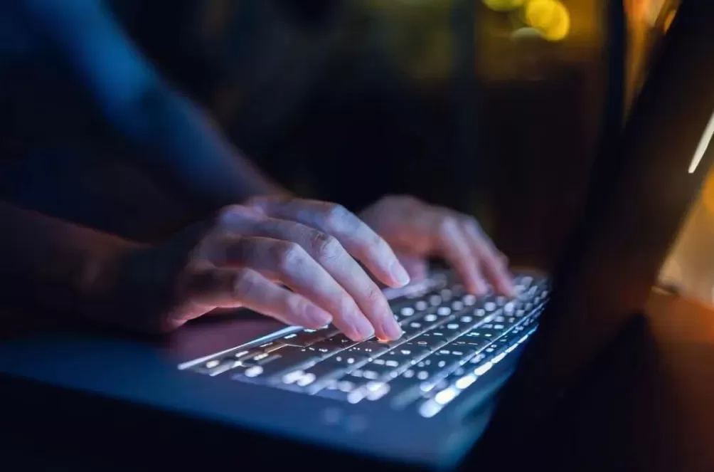 一国企员工长期访问反华网站，观看涉我政治谣言视频并下载传播被逮捕-第1张图片-