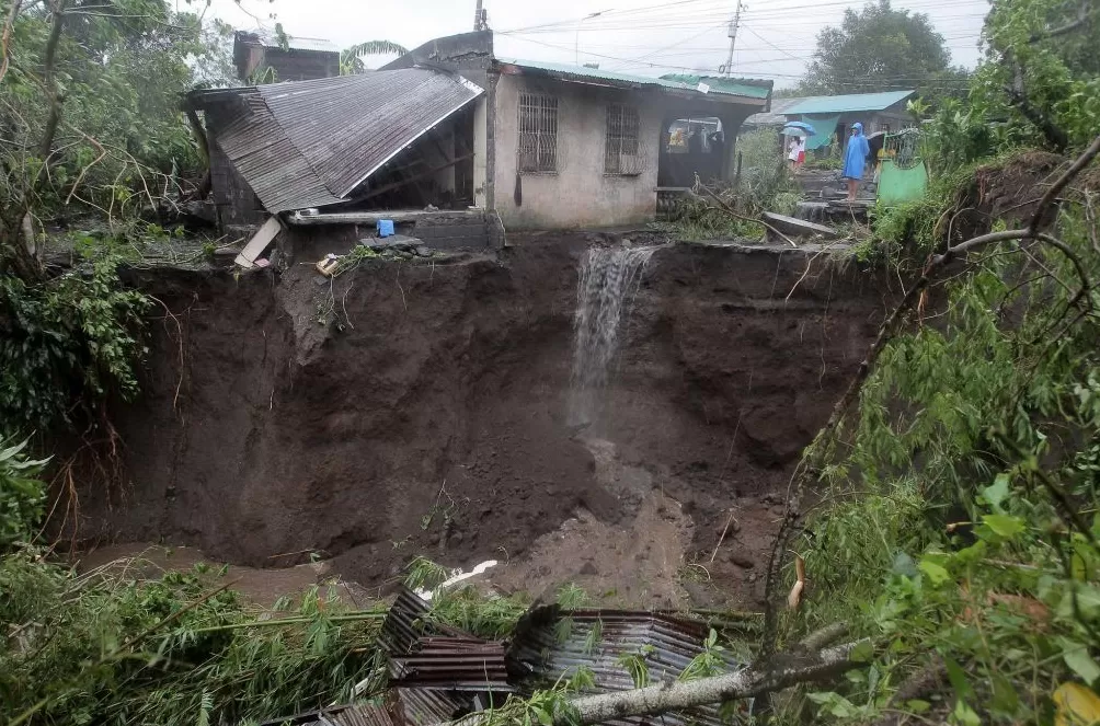 第1现场｜超强台风“凤凰”将登陆台湾，预计周三前后影响上海-第4张图片-